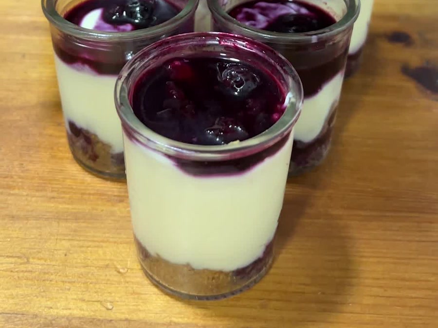 Tarta de queso en vasitos sin horno (con arándanos)